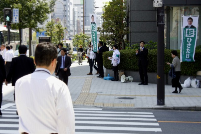 (4月15日、谷町2交差点にて)