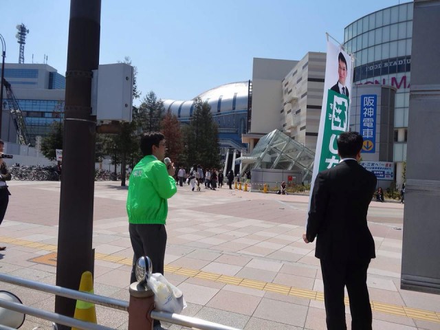 京セラドーム大阪前で街頭演説(4月28日)