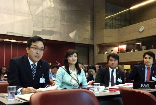 世界若手議員会議で発言する杉久武氏（左）＝10月11日　ジュネーブ