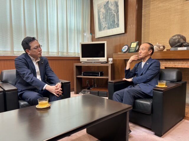 寝屋川市の広瀬慶輔市長と懇談 サムネイル